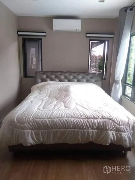 บ้าน ให้เช่าหรือขายในSaphan Sung, Bangkok - ห้องนอนใหญ่ เตียงขนาดใหญ่ หน้าต่างมุม และเครื่องปรับอากาศ