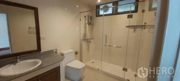 独立式住宅 出租在Pathum Wan, Bangkok - 现代浴室，玻璃淋浴间、洗手台与马桶