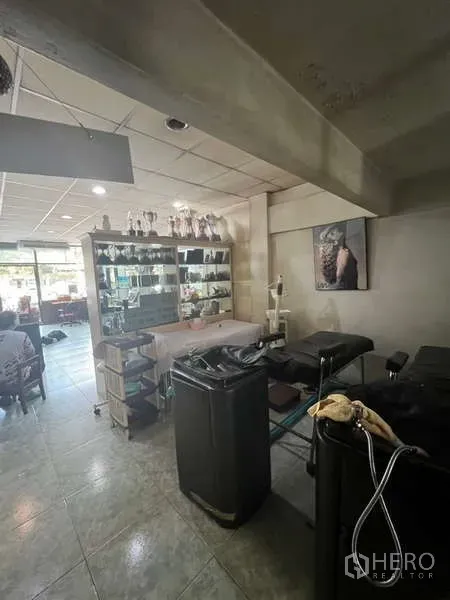 อาคารพาณิชย์ ให้เช่าในKhlong Toei, Bangkok - โซนทรีตเมนต์ด้านหลังพร้อมตู้โชว์ อุปกรณ์ และพื้นกระเบื้องใต้ฝ้าเพดาน