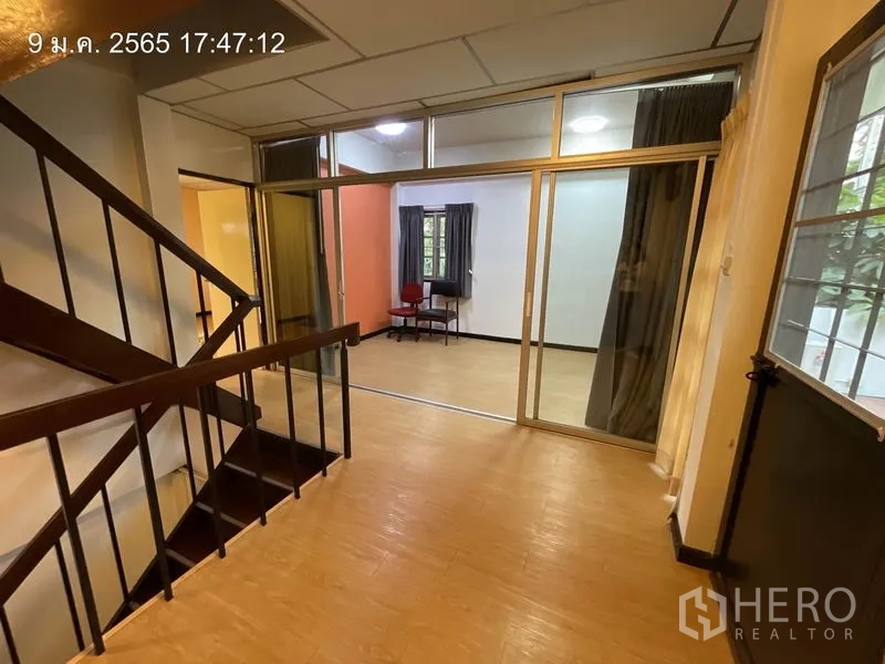 บ้าน ให้เช่าในKhlong Toei, Bangkok - โถงชั้นบนมีบันไดไม้ และห้องกั้นกระจกมองเห็นจากโถง