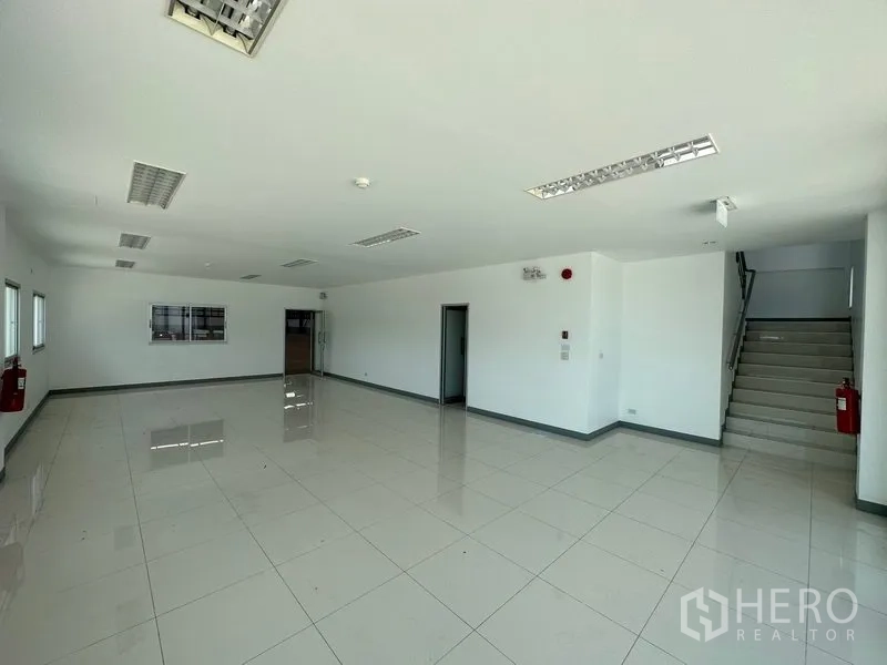 โรงงาน ให้เช่าในMueang Samut Prakan, Samut Prakan - สำนักงานแบบเปิดโล่ง ผนังสีขาว พื้นกระเบื้อง ไฟเพดาน และบันไดภายใน