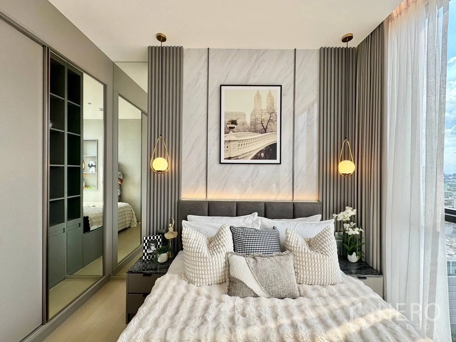 คอนโด for rent in Ratchathewi, Bangkok - ผนังหัวเตียงพร้อมโคมไฟแขวน ตู้เสื้อผ้าบานกระจก และผ้าม่านโปร่ง
