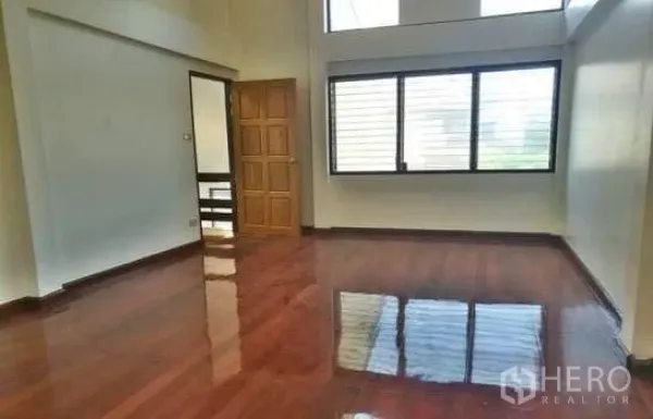 办公空间 出租在Chatuchak, Bangkok - 开放式办公区，挑高空间，抛光木地板与大窗采光。