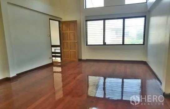 办公空间 出租在Chatuchak, Bangkok - 开放式办公区，挑高空间，抛光木地板与大窗采光。