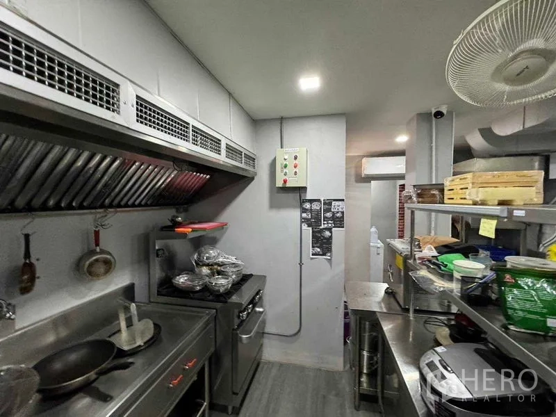 店屋 出租在Watthana, Bangkok - 商用厨房，排烟罩、不锈钢备餐台和炉灶