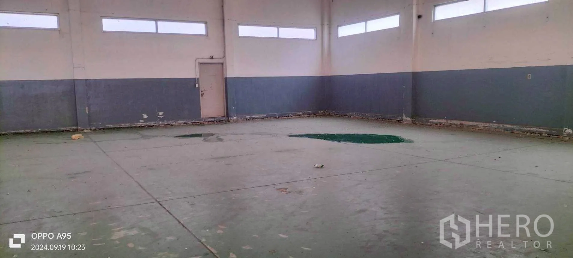 โรงงาน ให้เช่าในKhlong Luang, Pathum Thani - พื้นที่พื้นอีพ็อกซี่สีเขียว มีรอยซ่อมใกล้ประตูทางบริการด้านข้าง