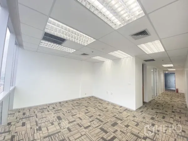 办公空间 出租在Chatuchak, Bangkok - 开放式办公区，大窗户、格栅吊顶灯与花纹地毯