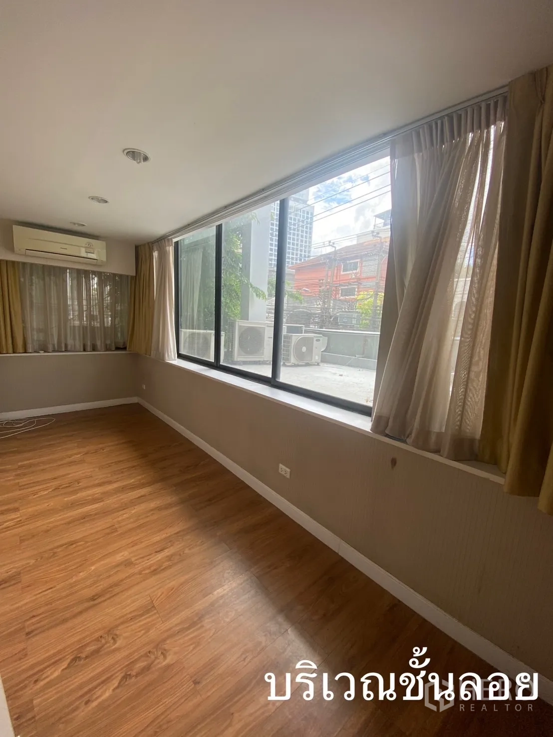 店屋 出租在Watthana, Bangkok - 夹层房，长窗、木地板与城市景观。