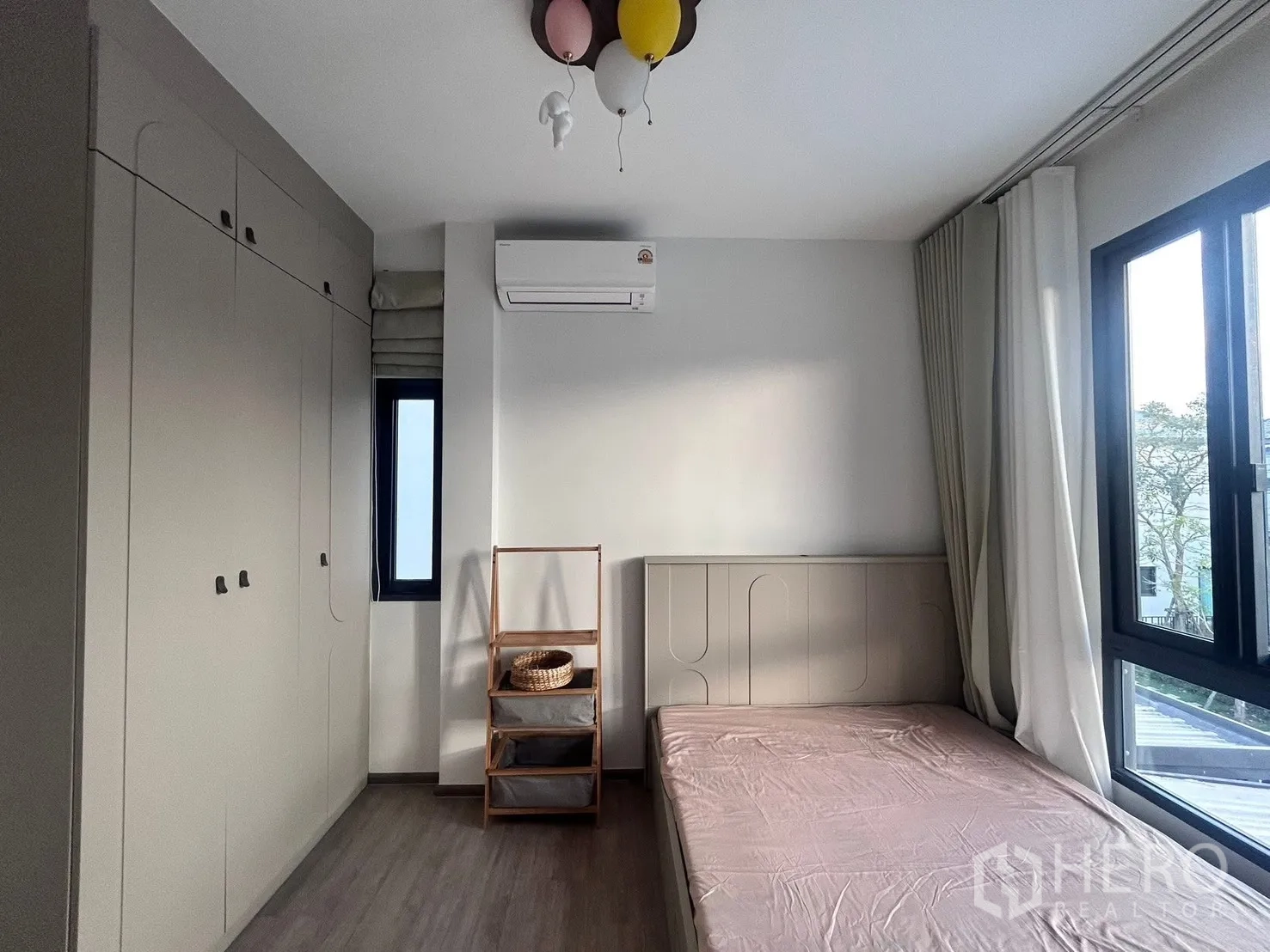 Semi-detached House for rent in Bang Phli, Samut Prakan - Air-conditioned bedroom with built-in wardrobes and wide corner windows.