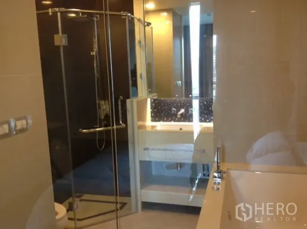 公寓 出租在Ratchathewi, Bangkok - 浴室配玻璃淋浴间、浴缸与带镜洗手台