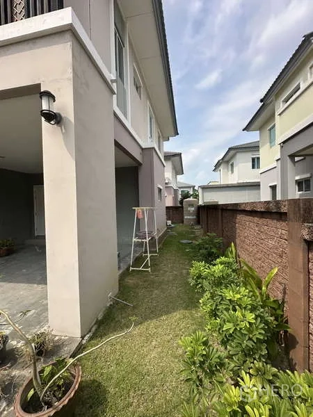 บ้าน ขายในSai Mai, Bangkok - สวนข้างบ้านแคบๆ มีสนามหญ้าและพุ่มไม้