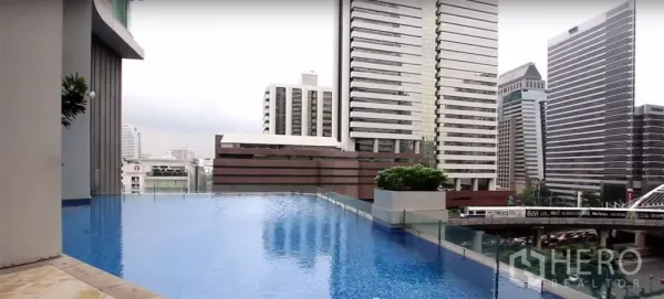 Condominium for rent in Bang Rak, Bangkok - Infinity-edge swimming pool on a high floor with Bangkok skyline and BTS track views in Bang Rak.