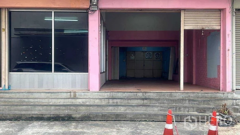 พื้นที่ขายปลีก ให้เช่าในBang Na, Bangkok - ทางเข้าหน้าร้านมีขั้นบันได ช่องเปิดกว้าง และประตูม้วน ข้างกระจกโชว์สินค้า