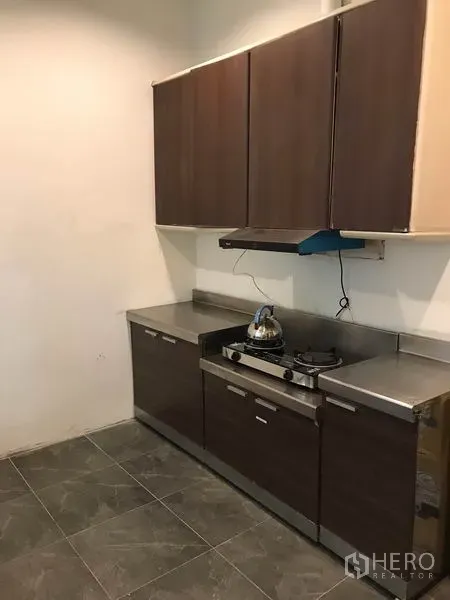 ทาวน์เฮาส์ ให้เช่าหรือขายในPhra Khanong, Bangkok - ครัวบิลท์อิน ตู้ลายไม้ เคาน์เตอร์สเตนเลส เตาแก๊สและเครื่องดูดควัน