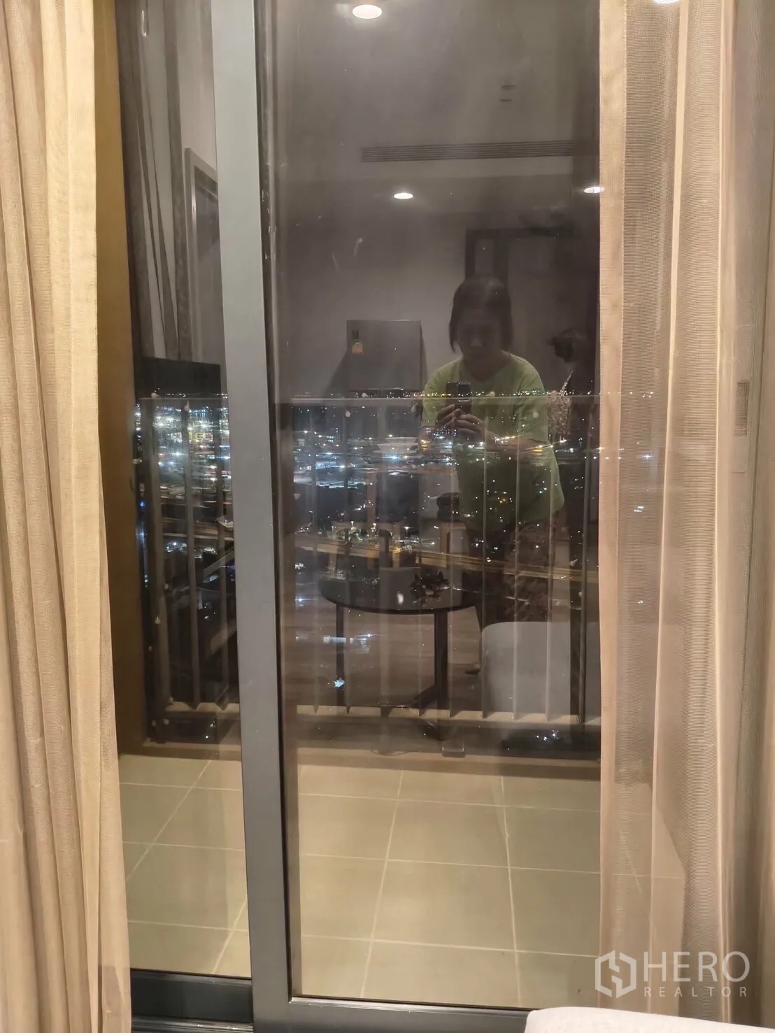 คอนโด for rent in Khlong Toei, Bangkok - ประตูกระจกบานเลื่อนเผยวิวเมืองยามค่ำจากพื้นที่นั่งเล่น
