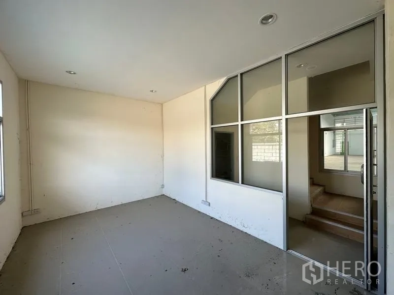 货栈 出租在Pathum Thani - 一层带玻璃隔断的办公室，与仓库区域相连。