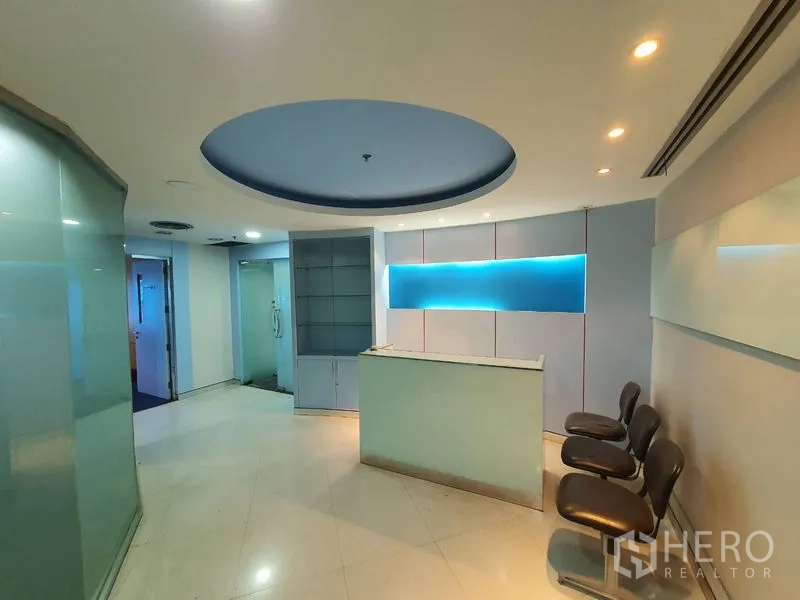 办公空间 出租在Watthana, Bangkok - 接待大堂带前台、展示柜与访客座椅，旁为玻璃隔断。