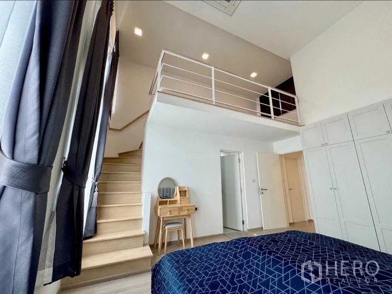 联排别墅 出租或出售在Prawet, Bangkok - 卧室内设楼梯通往阁楼，带衣柜与梳妆台。