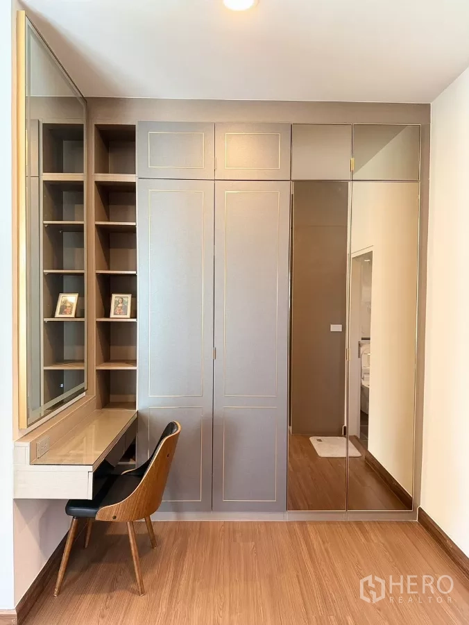 Detached House for rent in Bang Phli, Samut Prakan - Walk-in dressing area with built-in wardrobe, mirror and study vanity.