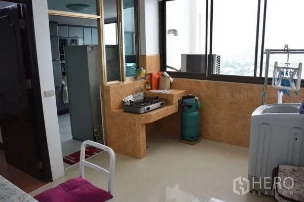 คอนโด ให้เช่าในWatthana, Bangkok - ระเบียงบริการพร้อมเตาแก๊สและมุมซักล้าง ข้างหน้าต่างบานใหญ่ชมวิวเมือง