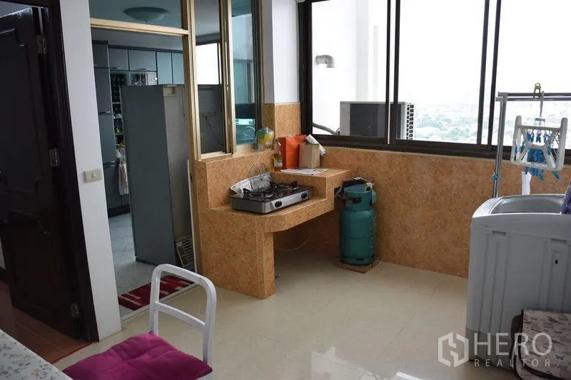 คอนโด ให้เช่าในWatthana, Bangkok - ระเบียงบริการพร้อมเตาแก๊สและมุมซักล้าง ข้างหน้าต่างบานใหญ่ชมวิวเมือง