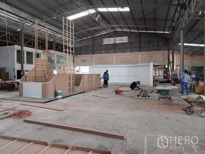 คลังสินค้า ขายในLam Luk Ka, Pathum Thani - ฮอลล์โรงงานแบบเปิดโล่ง หลังคาสูง โปร่งสว่าง กำลังก่อสร้างพาร์ทิชันภายใน