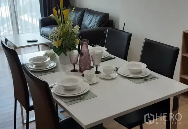 คอนโด ให้เช่าในKhlong Toei, Bangkok - มุมรับประทานอาหารสมัยใหม่ โต๊ะจัดเซ็ตจานชามสำหรับ 4 ที่นั่ง ติดกับห้องนั่งเล่น