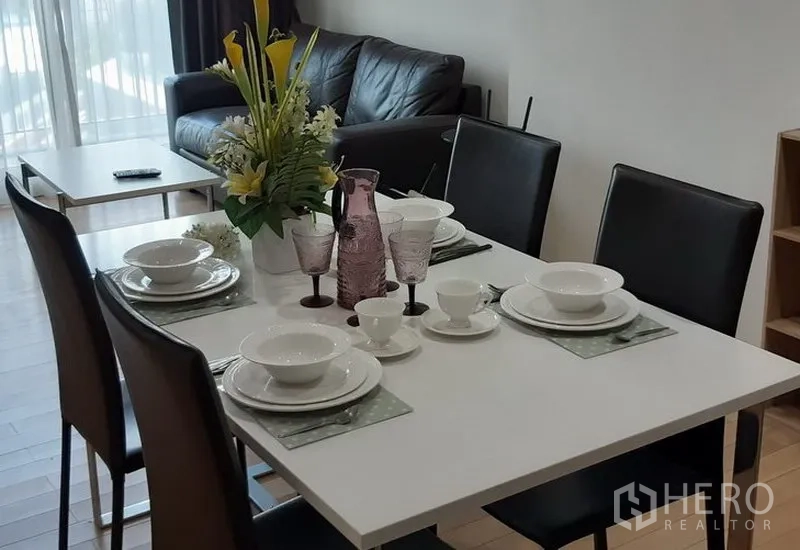 คอนโด ให้เช่าในKhlong Toei, Bangkok - มุมรับประทานอาหารสมัยใหม่ โต๊ะจัดเซ็ตจานชามสำหรับ 4 ที่นั่ง ติดกับห้องนั่งเล่น