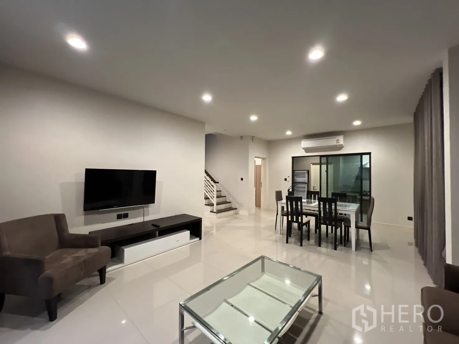 บ้าน ให้เช่าหรือขายในBang Kapi, Bangkok - ครัวบิวท์อินรูปตัวแอล มีเตาแก๊ส เครื่องดูดควัน และตู้ลายไม้