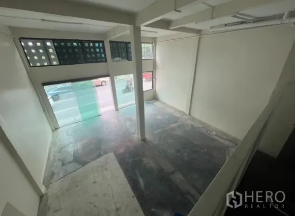 อาคารพาณิชย์ ให้เช่าในWatthana, Bangkok - โถงหน้าร้านเพดานสูง มองออกสู่ถนนผ่านกระจก พร้อมเสาค้ำ