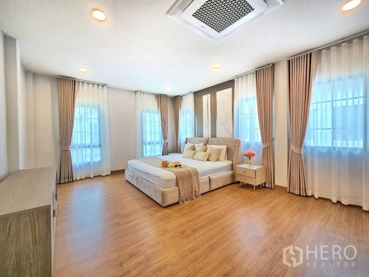 独栋房屋 for rent in Bang Phli, Samut Prakan - 宽敞主卧，采光好并设嵌入式天花空调