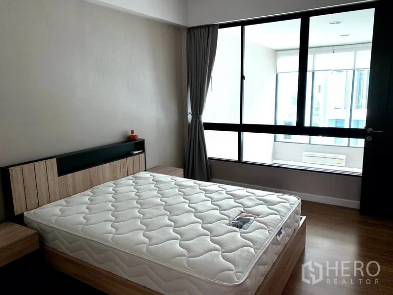 ทาวน์เฮาส์ ให้เช่าในKhlong Toei, Bangkok - ห้องนอนรอง หน้าต่างบานใหญ่ แสงธรรมชาติ