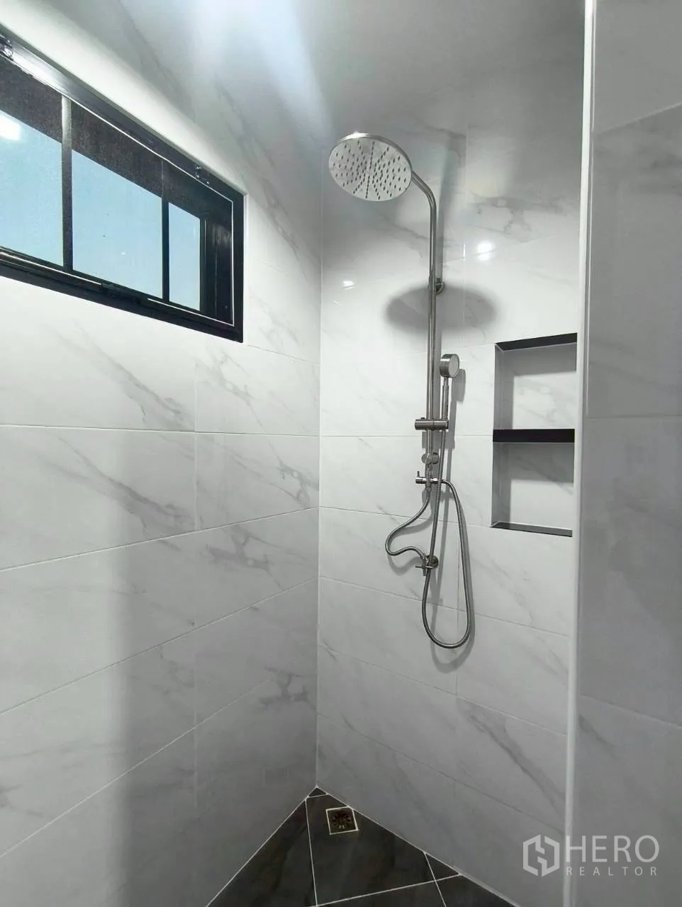 仓库 for rent in Mueang Nonthaburi, Nonthaburi - 近景淋浴间，配雨淋花洒与窗户。