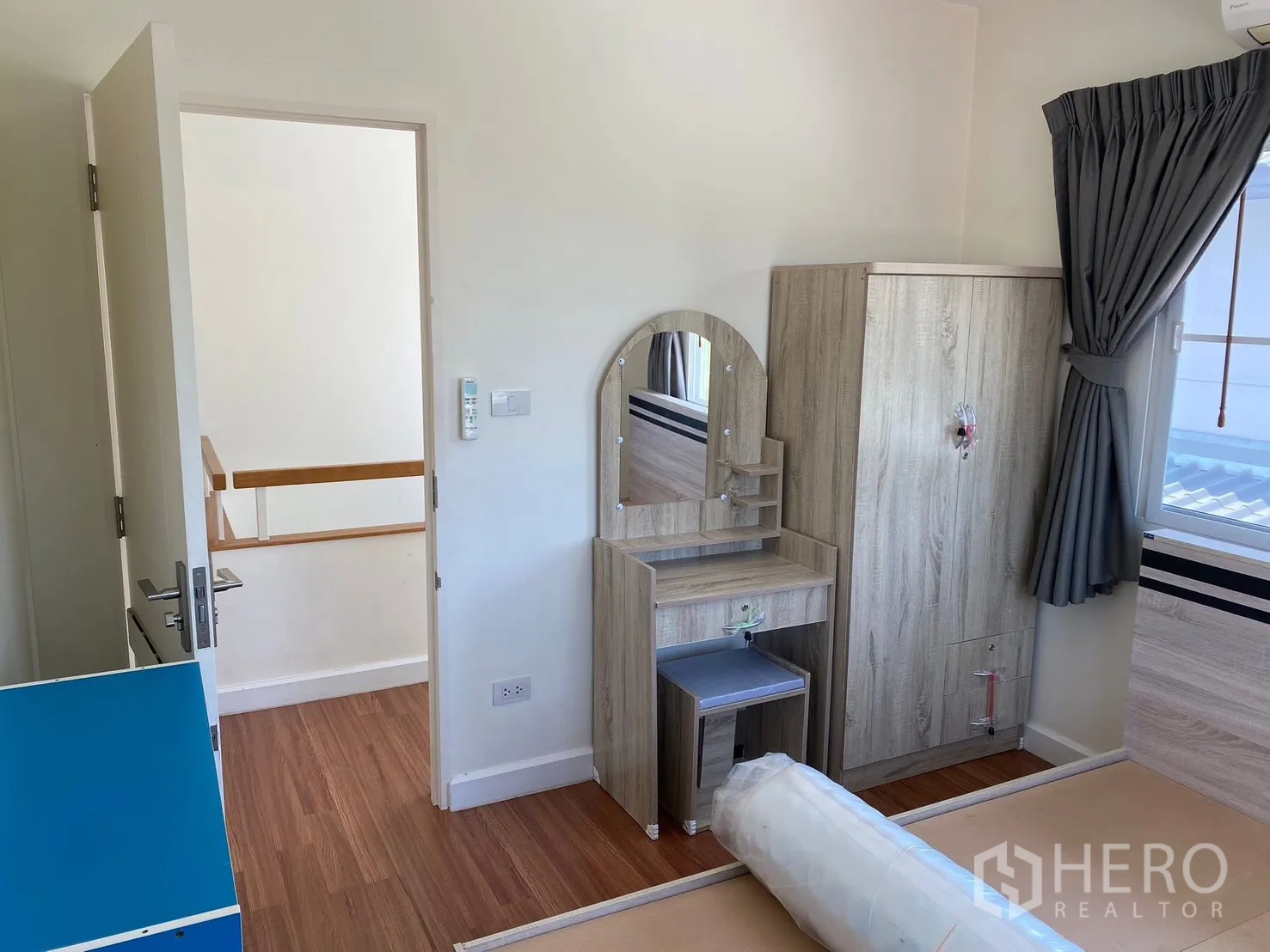 Detached House for rent in Prawet, Bangkok - Bedroom with dressing table, wardrobe, and window.