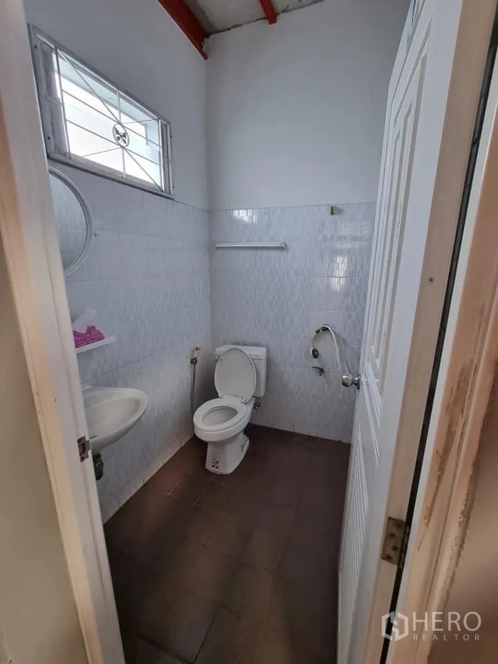 คลังสินค้า ให้เช่าในLam Luk Ka, Pathum Thani - ห้องน้ำสะอาดพร้อมโถสุขภัณฑ์ อ่างล้างมือ และช่องหน้าต่าง