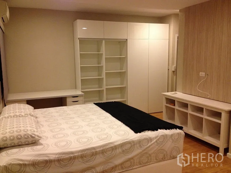公寓 出租在Pathum Wan, Bangkok - 主卧角度，内置搁架、书桌与白色衣柜。