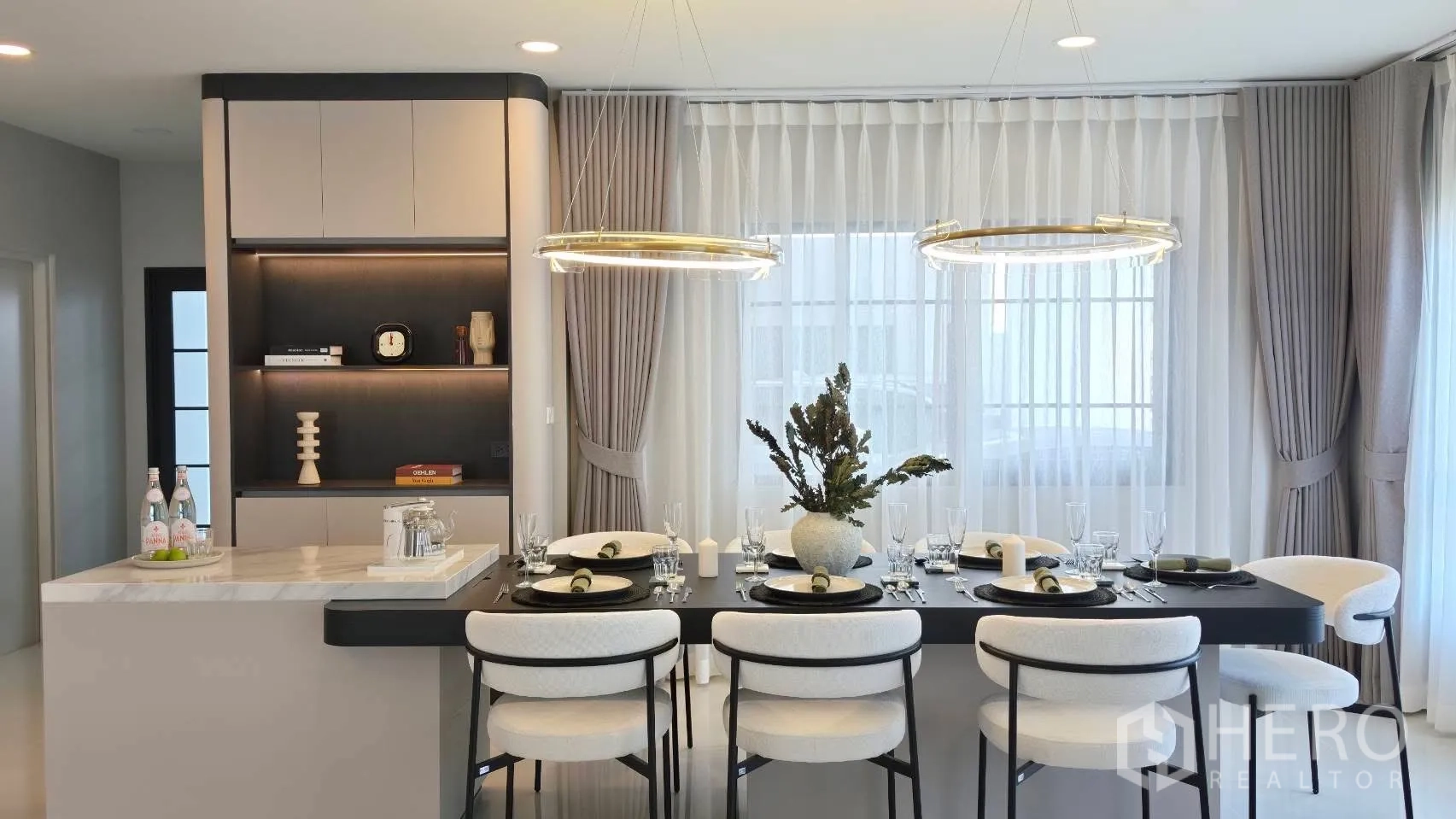 独栋房屋 for rent in Bang Phli, Samut Prakan - 开放式厨房岛台，旁接长餐桌与纱帘