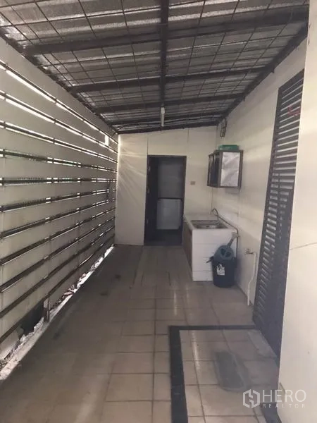 零售空间 出租在Watthana, Bangkok - 后勤通道，带顶棚与洗涤水槽和储物柜