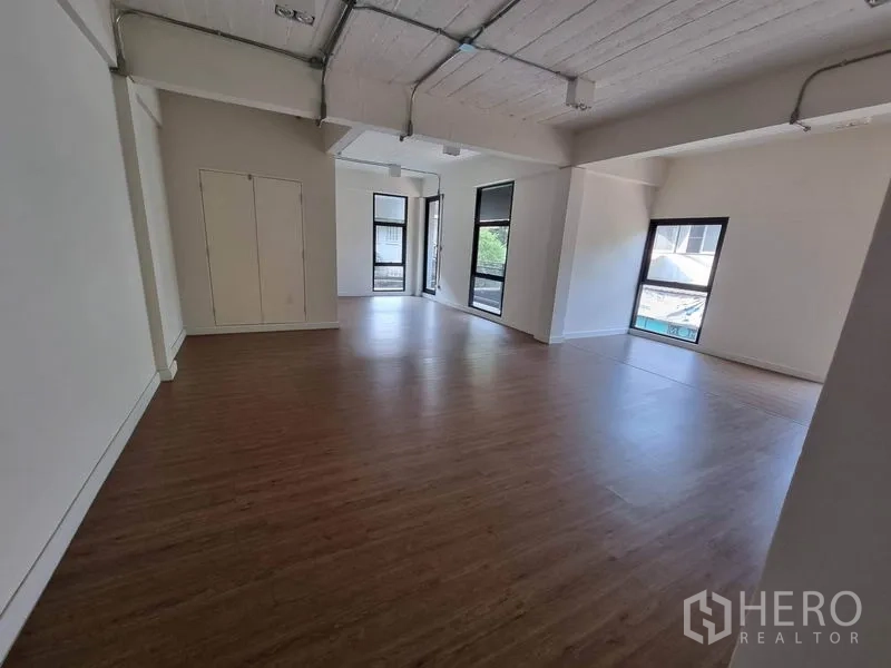 带办公室的家 出租或出售在Phaya Thai, Bangkok - 转角办公室，宽幅窗户与木地板，采光充足。