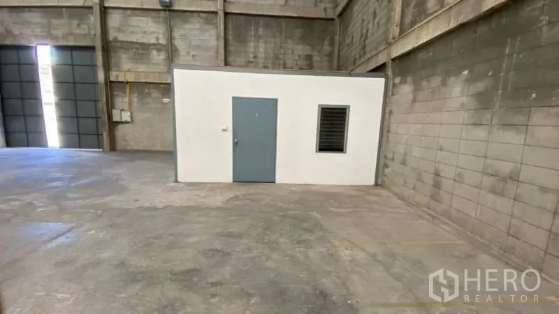 货栈 出租在Prawet, Bangkok - 仓库内的小型办公室，带门与窗，靠近装卸入口，方便管理。