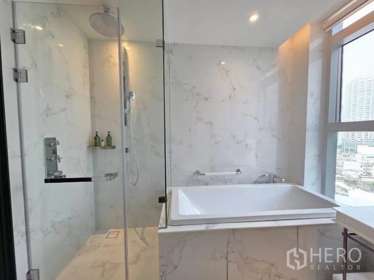 คอนโด ให้เช่า - โถงทางเดินสู่ครัวโอเพ่น พร้อมไอสแลนด์หินอ่อนและไฟดาวน์ไลท์