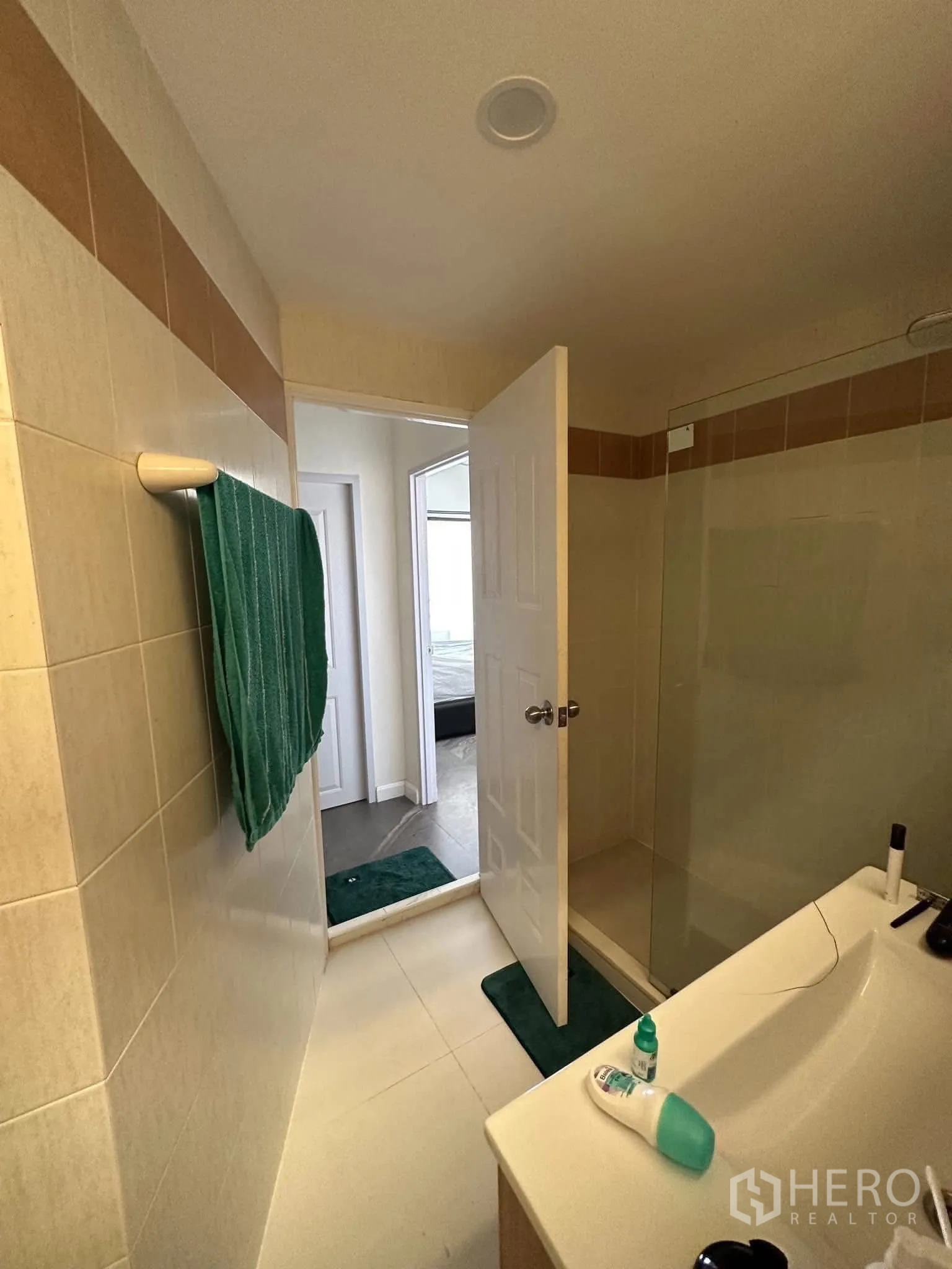 คอนโด ให้เช่าในWatthana, Bangkok - ห้องน้ำหลักพร้อมตู้ shower กระจก อ่างล้างหน้า และกระเบื้องโทนอบอุ่น