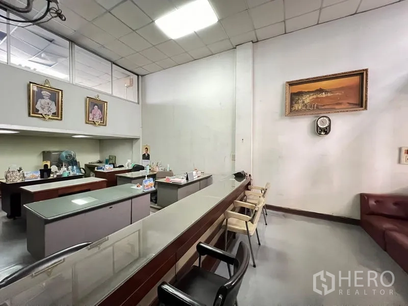 店屋 出售 - 开放式办公室，长吧台式柜台与工位