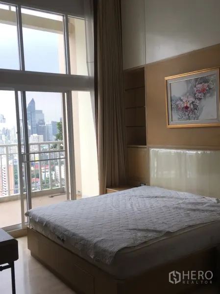 คอนโด ให้เช่าหรือขายในWatthana, Bangkok - ห้องนอนสว่าง มีประตูบานเลื่อนสูงออกสู่ระเบียง พร้อมวิวสกายไลน์กรุงเทพฯ
