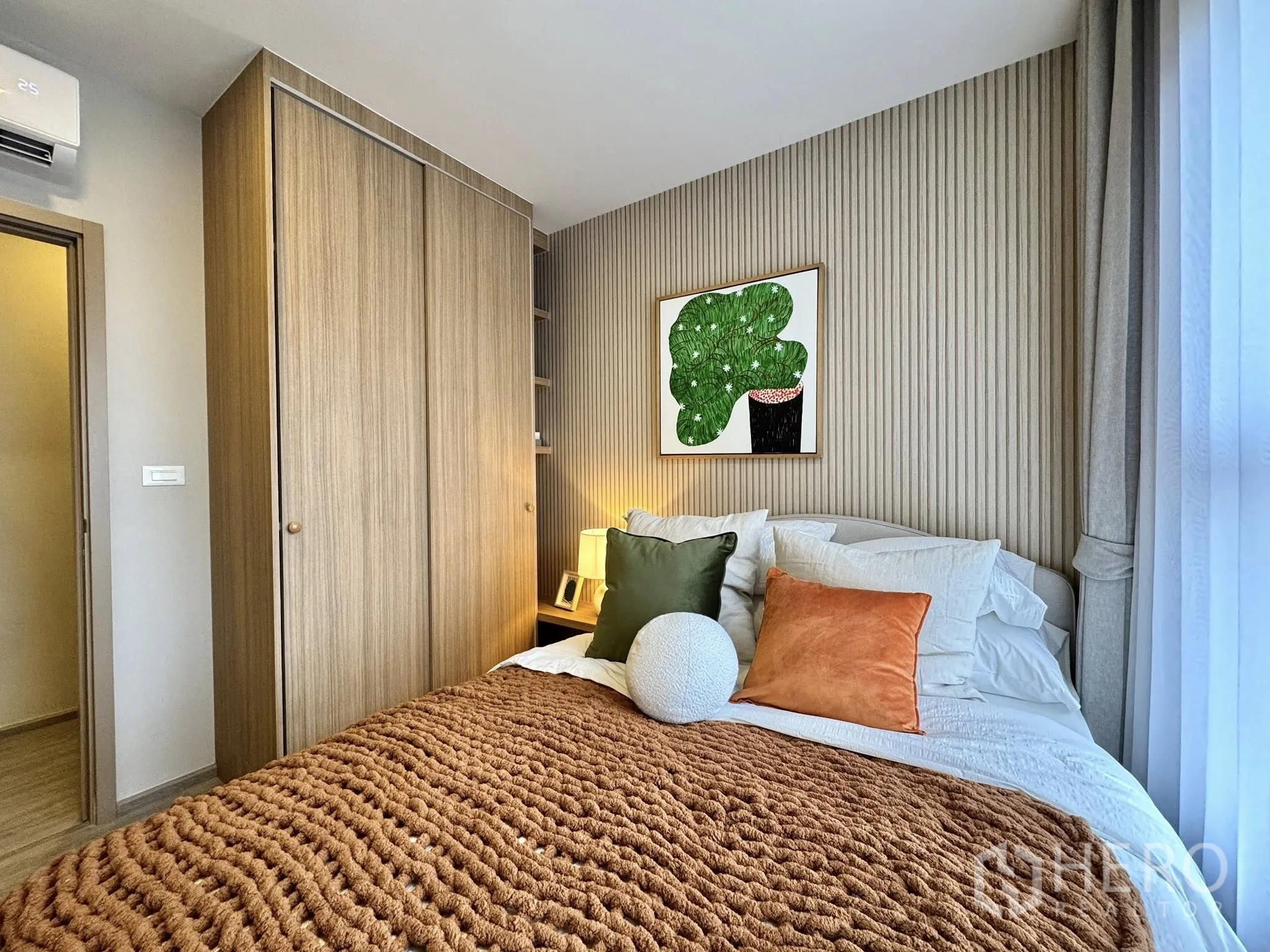 公寓 for rent in Watthana, Bangkok - 卧室配大衣柜、纹理床品、空调与窗帘。