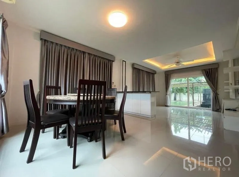 独立式住宅 出售在Bang Phli, Samut Prakan - 餐区设圆桌，临落地窗，与厨房连通。
