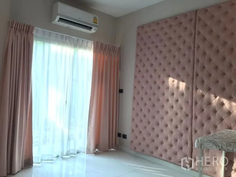 独立式住宅 出售在Saphan Sung, Bangkok - 采光充足的房间，粉色软包墙与推拉落地窗