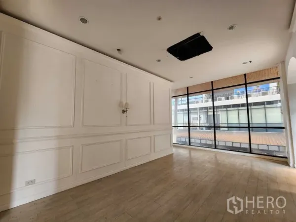 Office Space for rent in Yan Nawa, Bangkok - Open-plan office room featuring white paneled walls and full-height windows.