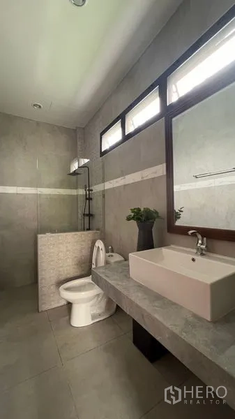 บ้าน ให้เช่าในLat Krabang, Bangkok - ห้องน้ำสมัยใหม่ ฝักบัวกั้นโซน อ่างล้างหน้าเหลี่ยม และเคาน์เตอร์หิน