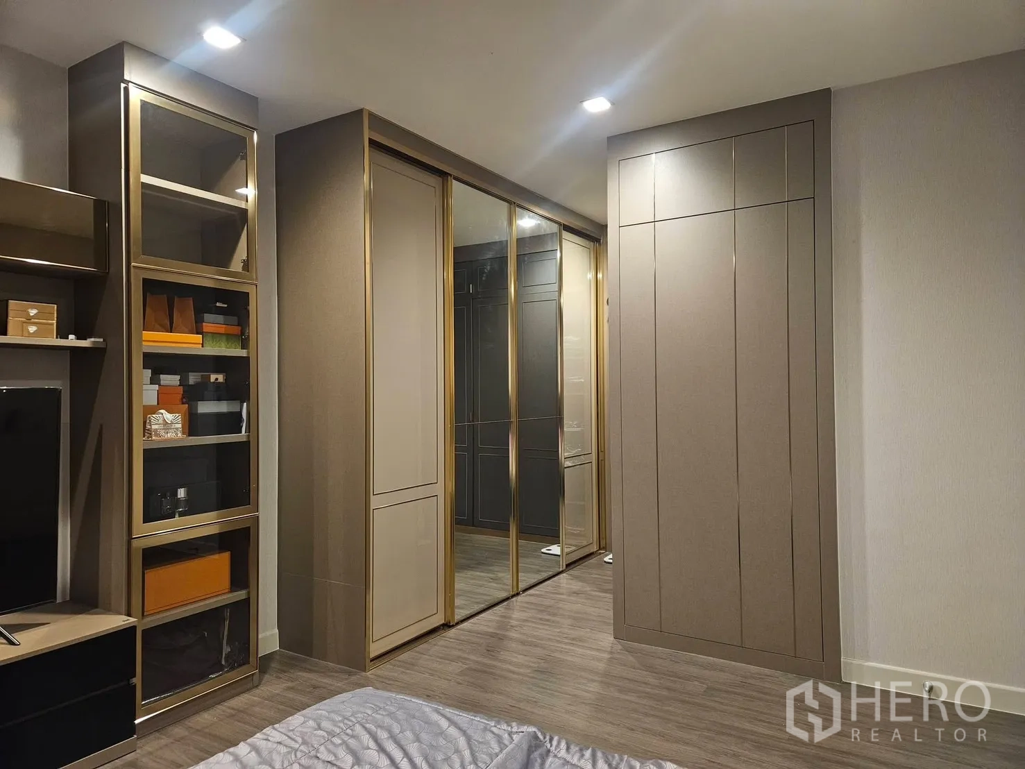 บ้านเดี่ยว for rent in Saphan Sung, Bangkok - ห้องนอนพร้อมตู้เก็บของบิลท์อินและตู้เสื้อผ้าบานกระจก.